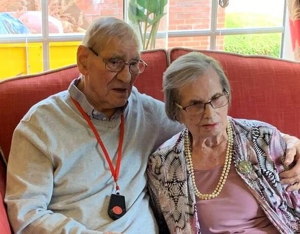 100 yaşlı cütlük uzun illik evliliklərinin sirlərini açıqladı: Hər gün... – FOTO