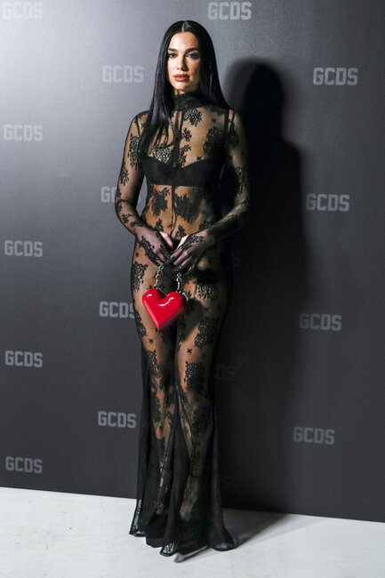 Dua Lipa yenə geyimi ilə diqqət çəkdi - FOTO