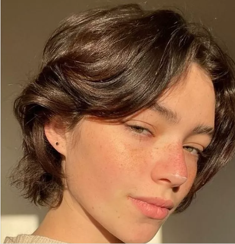 Qadınları daha cavan göstərən saç modeli