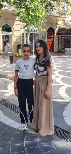 Üç uşaq anası 31 yaşında attestat aldı - Qızı ilə sinif yoldaşı olub