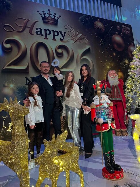 Ailələri ilə bayram fotosu paylaşdılar - Fotolar