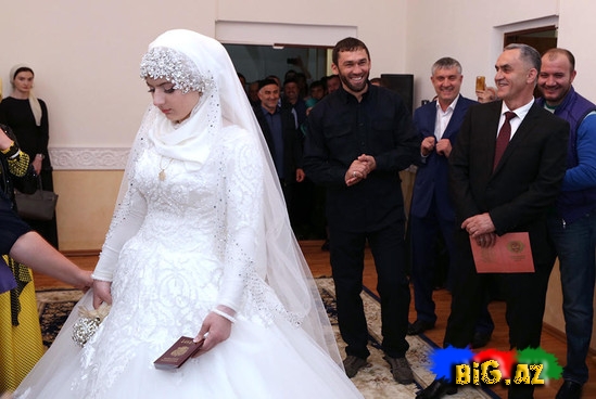 DƏHŞƏT: 57 yaşlı rəis 17 yaşlı qızla evləndi - FOTO
