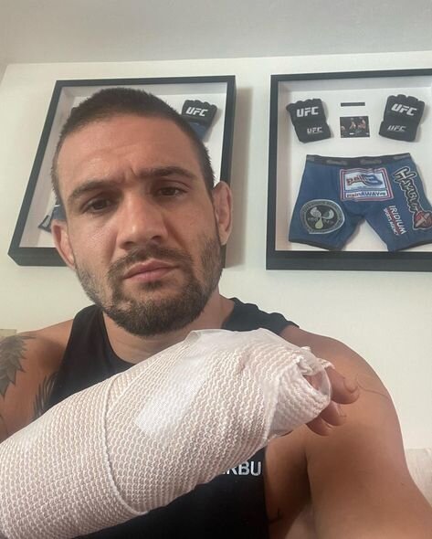 UFC döyüşçüsü evi yığışdıranda yaralandı, döyüş təxirə düşdü - FOTO