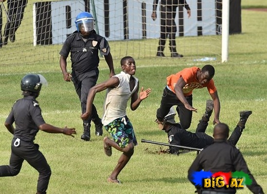 Futbolçularla azarkeşlər arasında dava düşdü - FOTO