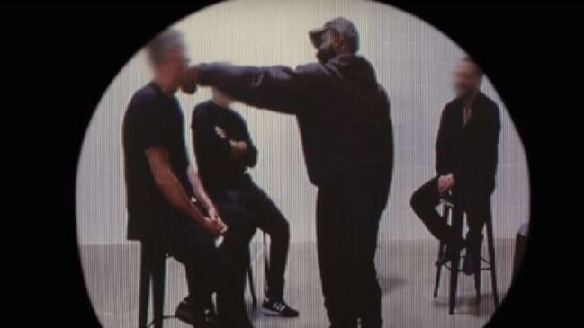 "Adidas"ın işçilərinə pornosunu göstərdi - FOTO