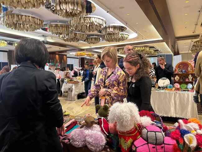 "Zəfərin izi ilə" adlı festivalda məhbus qadınların əl işləri satışa çıxarıldı.