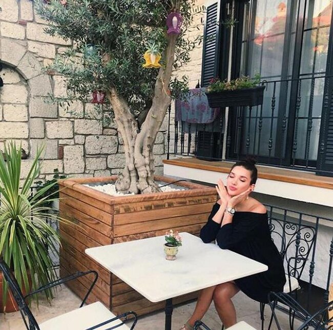 Rafet El Romanın 21 yaşlı qızı OVSUNLADI – FOTO