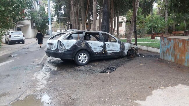 Gecəyarısı bir məhəllədə 2 MÜƏMMALI HADİSƏ: 22 yaşlı gənc özünü binadan atdı, ardınca... - FOTOLAR