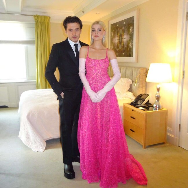 100 döyməsindən 70-ini xanımı üçün etdirib