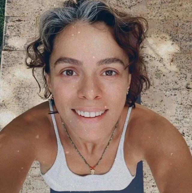 Ağ saçları ilə seçilən Özge Özpirinçci imicini DƏYİŞDİ - FOTO