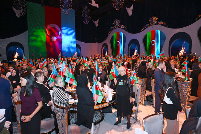 Prezidentin qızları Zəfəri şəhid anaları ilə qeyd etdi - Fotolar