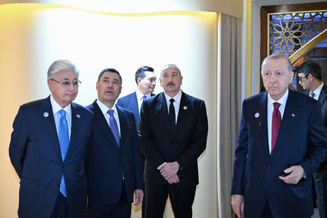 Prezident həmkarları ilə Türküstanı gəzdi - Fotolar