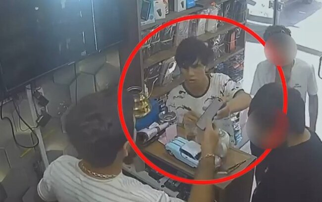 Yeniyetmənin "iPhone"unu əlindən alıb 20 Yanvarda satdı - Video