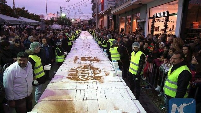 Yeni il münasibəti ilə 70 metr uzunluğunda tort bişirildi - FOTO