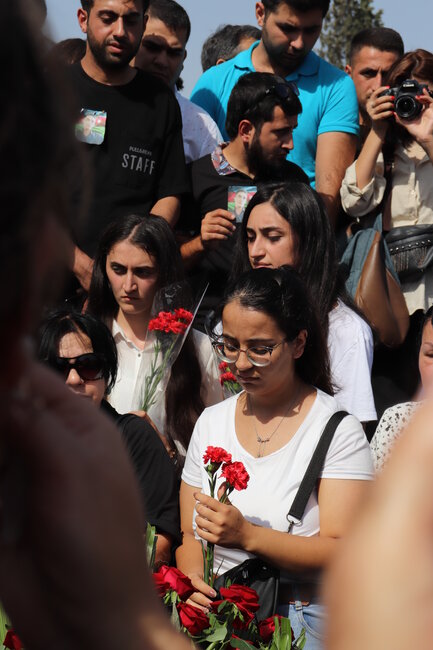 Uşaq evində, kimsəsiz böyüyən şəhidimizi xalqımız son mənzilə BELƏ YOLA SALDI - FOTO