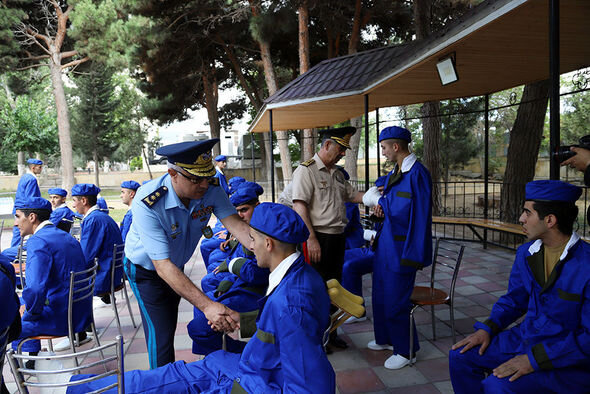 Müdafiə naziri hərbi hospitalda müalicə alan yaralılarla görüşdü - FOTO