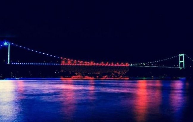 İstanbulda körpü Azərbaycan bayrağına büründü - FOTOLAR