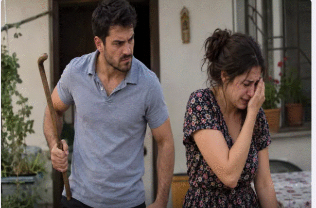 Sumqayıtda kişi qayınatasının çəliyi ilə arvadını döydü