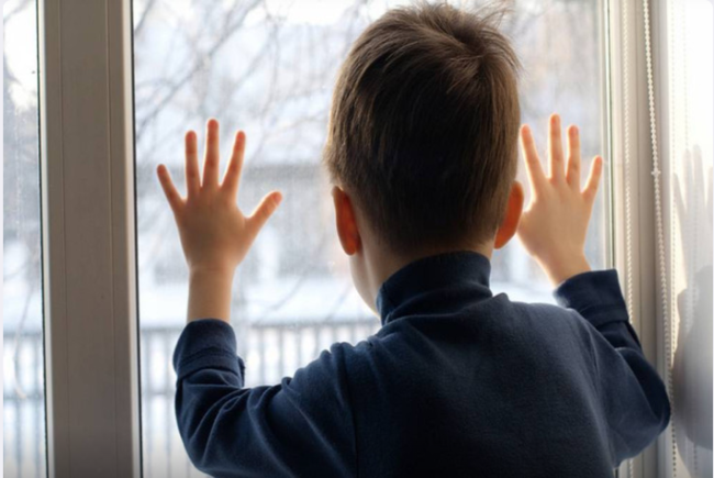 7 yaşlı uşaq binadan yıxılıb öldü