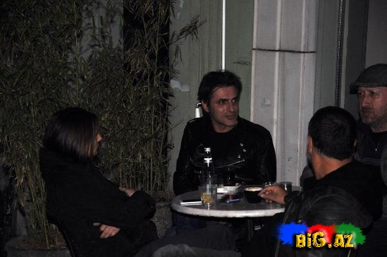 Yenicə boşanan müğənni dostları ilə kafedə - FOTO