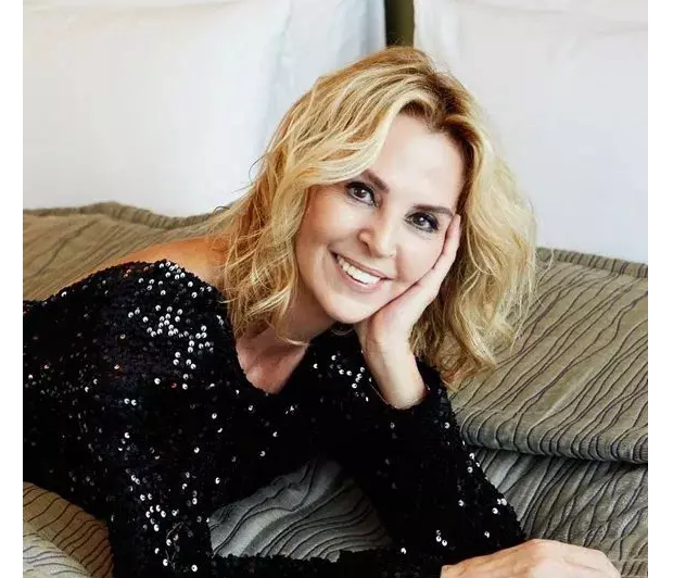 74 yaşlı aktrisa heyranedici görünüşü ilə gündəmdə