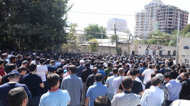 AŞURA GÜNÜ BAKIDA: Gizli zəncir vuranlar, özünü döyənlər, dilənçilər ... VİDEO+FOTO