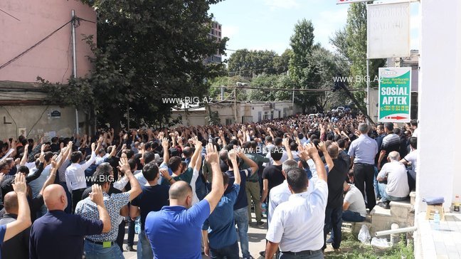 AŞURA GÜNÜ BAKIDA: Gizli zəncir vuranlar, özünü döyənlər, dilənçilər ... VİDEO+FOTO
