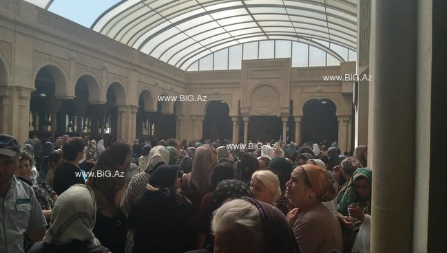 AŞURA GÜNÜ BAKIDA: Gizli zəncir vuranlar, özünü döyənlər, dilənçilər ... VİDEO+FOTO