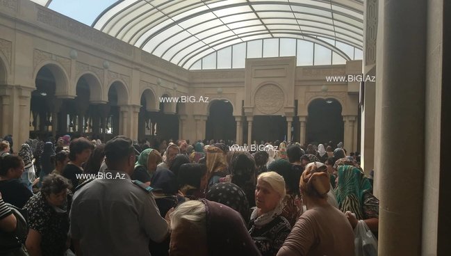 AŞURA GÜNÜ BAKIDA: Gizli zəncir vuranlar, özünü döyənlər, dilənçilər ... VİDEO+FOTO
