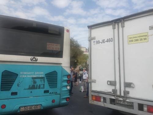 Avtobusla yük maşını qəza törətdi: Avtobusun şüşələri sərnişinlərin üstünə töküldü - FOTOLAR