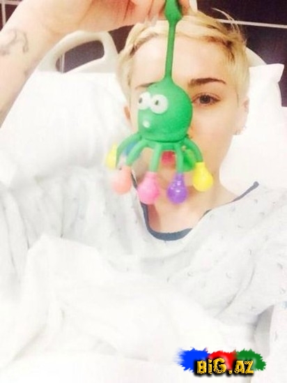 Məşhurların xəstəxana "selfie"ləri - FOTO