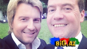 Baş nazirlə selfi çəkdirən müğənni - FOTO