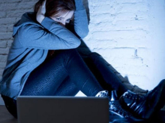 Rəfiqələrini lüt şəkilləri ilə şantaj etdilər