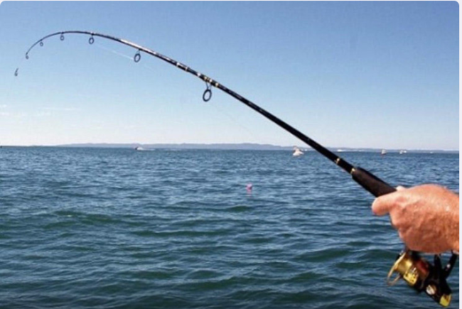 "Bir balıq tuta bilmədin"deyib döydü, dənizə atdı