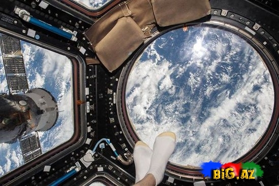 Astronavt ayaqları necə çəkmək lazım olduğunu göstərdi - FOTO