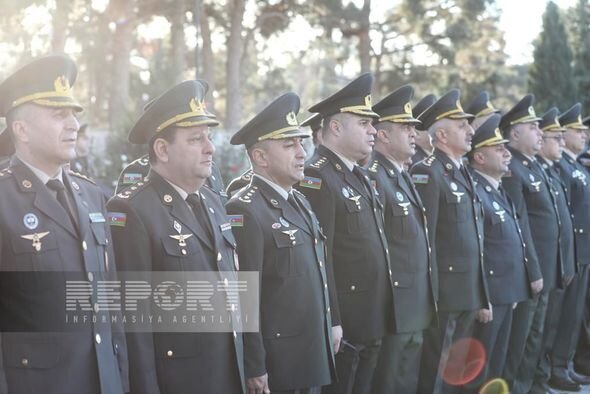 Müdafiə Nazirliyinin zabit heyəti Zəfər Günü ilə bağlı İkinci Şəhidlər xiyabanını ziyarət edib