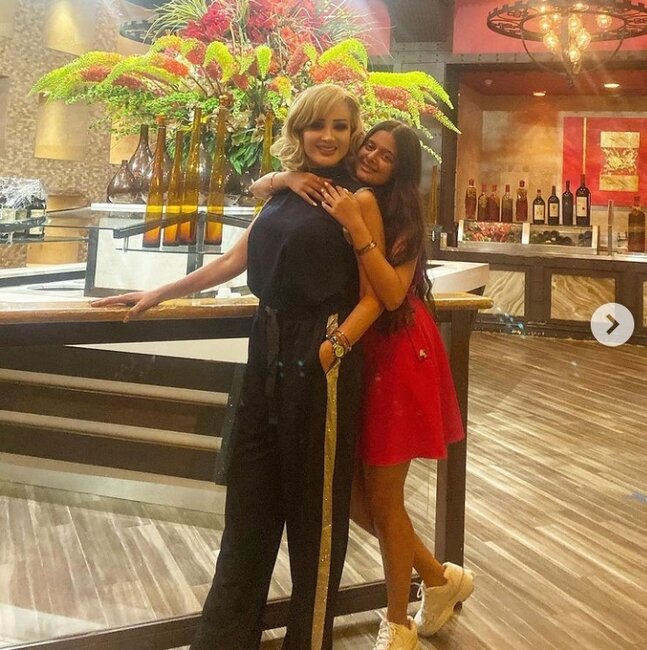 Məleykə Əsədova qızı ilə YENİ FOTOLAR