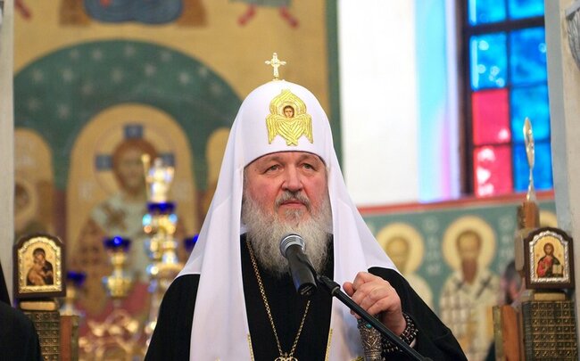 Rusiyanın patriarxı Kirill kilsədə mərasim zamanı yıxılıb - VİDEO