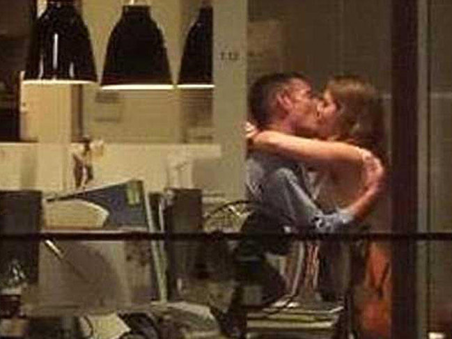 RÜSVAYÇILIQ! Nişanlı qız evli kişiylə ofisdə tutuldu - FOTO