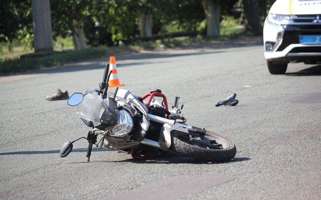 Yasamalda yol qəzasında motosikletçinin ayağı sınıb