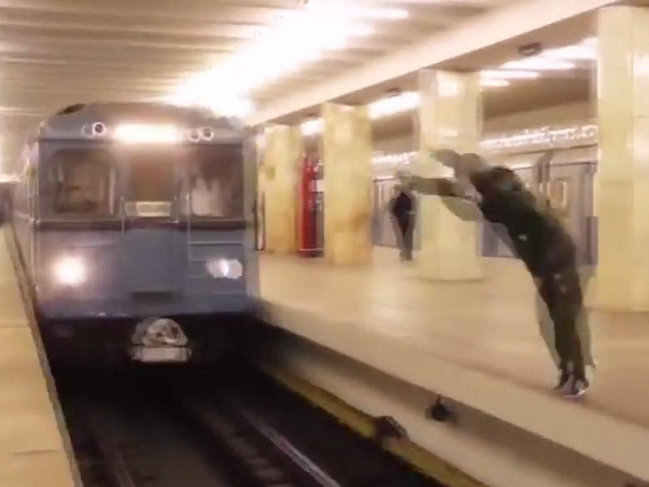 Metroda QORXULU ANLAR: Gənc özünü qatarın altına atdı - VİDEO