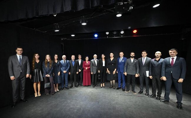 Mehriban Əliyeva ailə üzvləri ilə Pantomim Teatrında - Fotolar