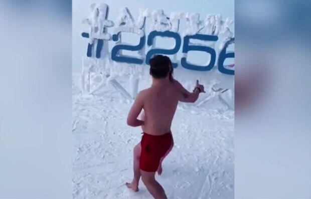 Yarıçılpaq rus turistlər buz üstdə oynadılar - VİDEO