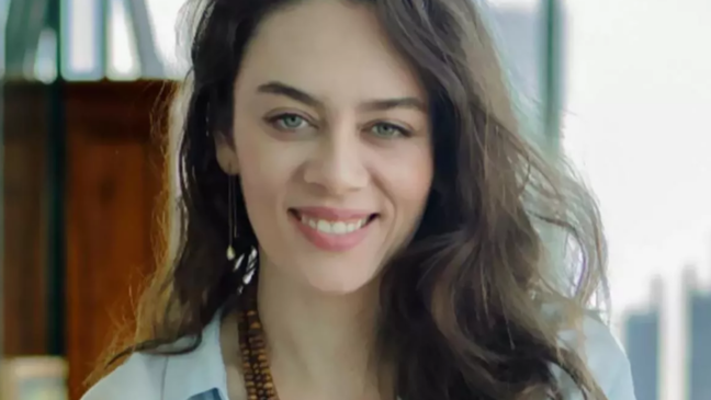 Məşhur türk aktrisası özünü tanınmaz hala saldı - VİDEO