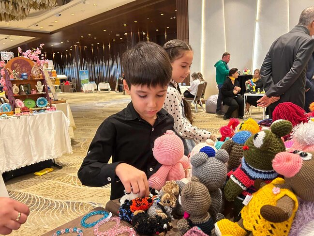 "Zəfərin izi ilə" adlı festivalda məhbus qadınların əl işləri satışa çıxarıldı.