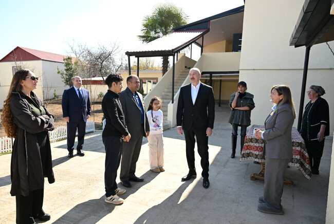 Prezident ailəsi ilə onlara qonaq getdi - Fotolar