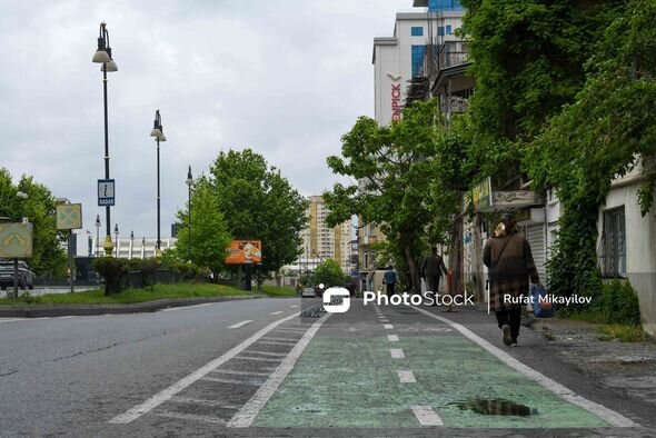 Bakının mərkəzi küçəsində qanunsuzluq: Səki zəbt olunub, baryerlər çıxarılıb - FOTO/VİDEO