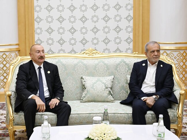 Türkmənbaşı şəhərində İlham Əliyevin Məsud Pezeşkianla görüşü keçirilib - Foto