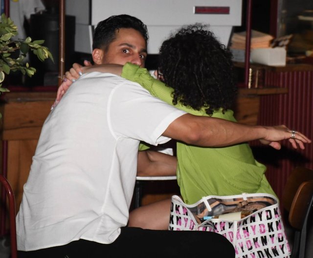 Öpüşdükləri yerdə yaxalandılar: Paparazzilərə üsyan etdi - FOTO