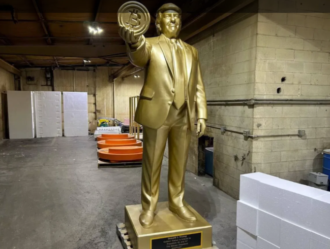 Vaşinqtonda əlində "Bitkoin" olan Trampın qızıl heykəli qoyuldu